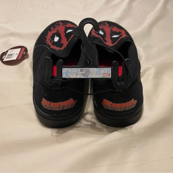 Deadpool sneakers Marvel Comics Ryan Reynolds Wade Wilson X-MEN X-FORCE - Picture 5 of 5
